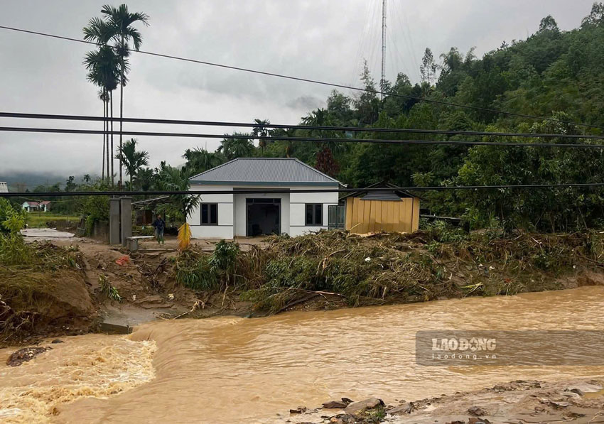 Nhieu khu vuc o Viet Hong (Lao Cai) van trong canh ngap lut. Anh: Van Duc