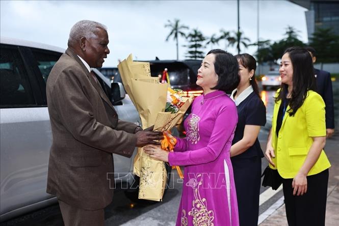 Vice President of the National Assembly Nguyen Thi Thanh welcomed President of the Cuban National Assembly Esteban Lazo Hernandez at Noi Bai airport. Photo: VNA