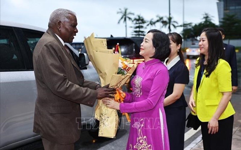 Vice President of the National Assembly Nguyen Thi Thanh welcomed President of the Cuban National Assembly Esteban Lazo Hernandez at Noi Bai airport. Photo: VNA