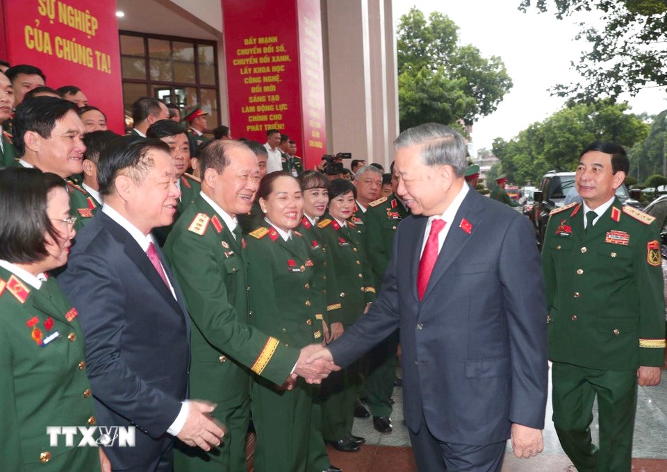 Tong Bi thu To Lam voi cac dai bieu du Dai hoi. Anh: TTXVN