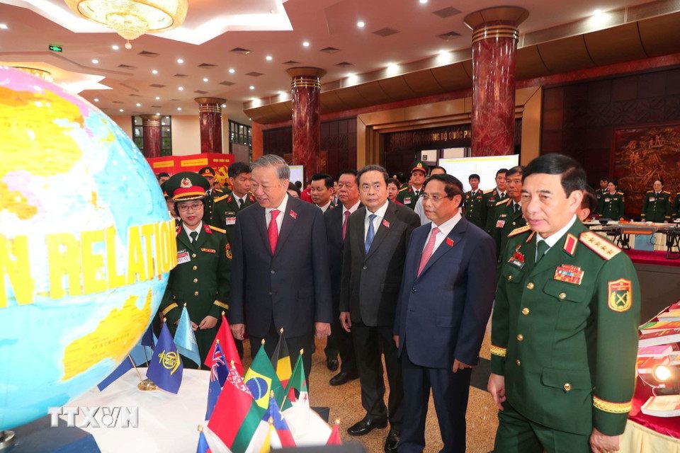 Tong Bi thu To Lam va cac lanh dao, nguyen lanh dao Dang, Nha nuoc tham quan trung bay tai Dai hoi. Anh: TTXVN