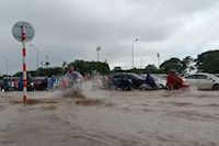 Hanoï profondement inondee apres la tempete n° 10 le trafic chaotique dans de nombreuses rues