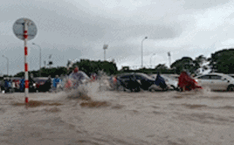 Hanoi is deeply flooded after storm No. 10, traffic chaos on many streets