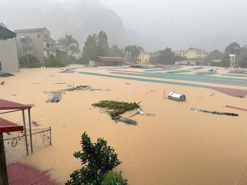 The water level of the Ky Cung River rose, submerging the houses of households along the river in Na Sam commune. Photo: DVCC
