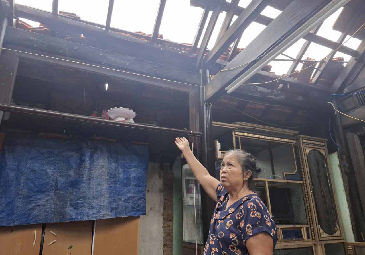 Mrs. Toan's house in Nam Moi village, Co Dam commune had its roof blown off after storm No. 10. Photo: Tran Tuan.