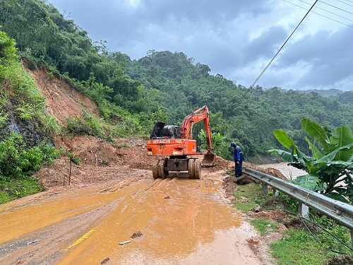 Related damage from storm No. 10. Photo: Vietnam Road Administration