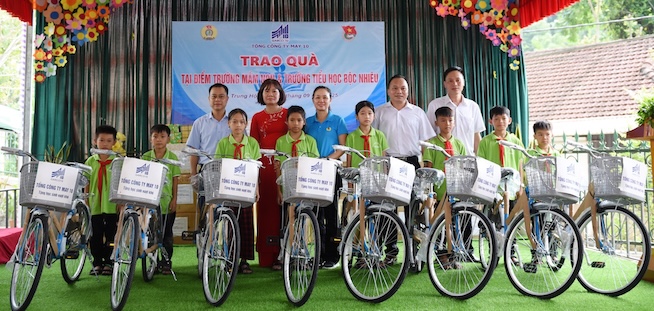 Giving bicycles in the program about the origin of May 10. Photo: Thu Thuy