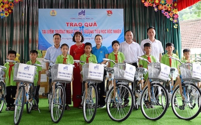 Giving bicycles in the program about the origin of May 10. Photo: Thu Thuy