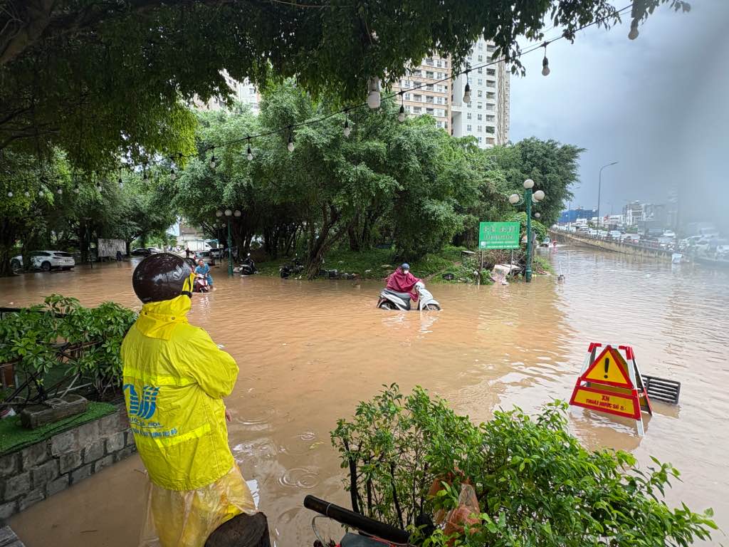 Nhân viên công ty thoát nước có mặt tại khu vực ngập. Ảnh: Bảo Hân 