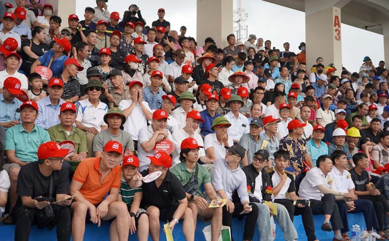 People and tourists eagerly come to see the festival in Do Son, Hai Phong. Photo: Mai Dung