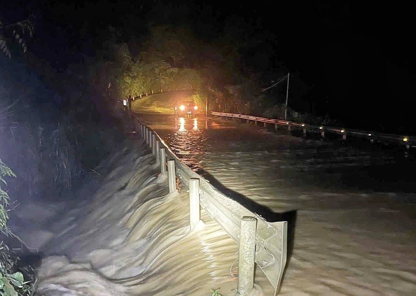 The flood came quickly and swept away 3 workers in the Dong Dang - Tra Linh Expressway construction area. Photo: Duc Long Commune Police
