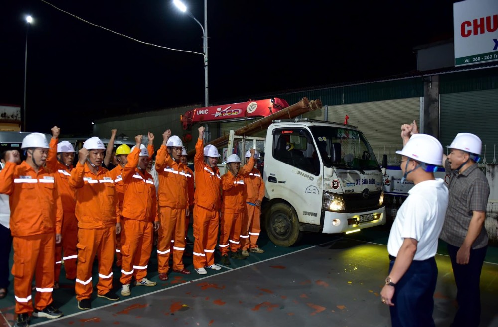 PC Lai Chau shock team deployed to support the repair of the problem caused by storm No. 10 - BULOI in Ha Tinh. Photo: DLVN Trade Union