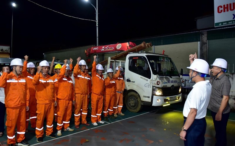 PC Lai Chau shock team deployed to support the repair of the problem caused by storm No. 10 - BULOI in Ha Tinh. Photo: DLVN Trade Union