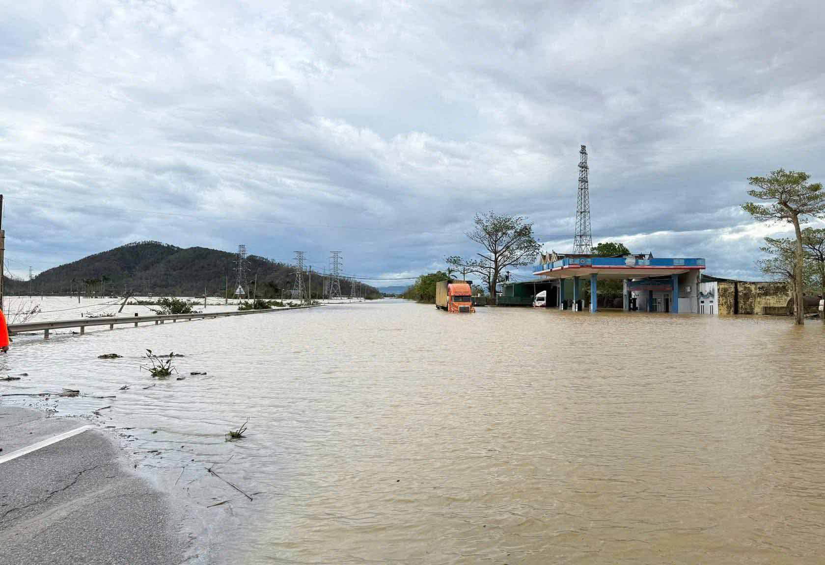 National Highway 1 in Bac Hong Linh Ward was deeply flooded. Photo: Ha Tinh Police.