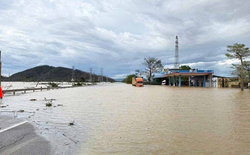 National Highway 1 in Bac Hong Linh Ward was deeply flooded. Photo: Ha Tinh Police.
