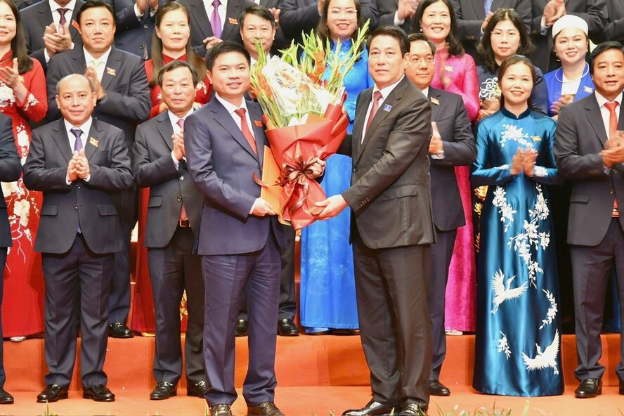 Chu tich Nuoc Luong Cuong tang hoa chuc mung tan Bi thu Tinh uy Phu Tho Truong Quoc Huy. Anh: TTBC.