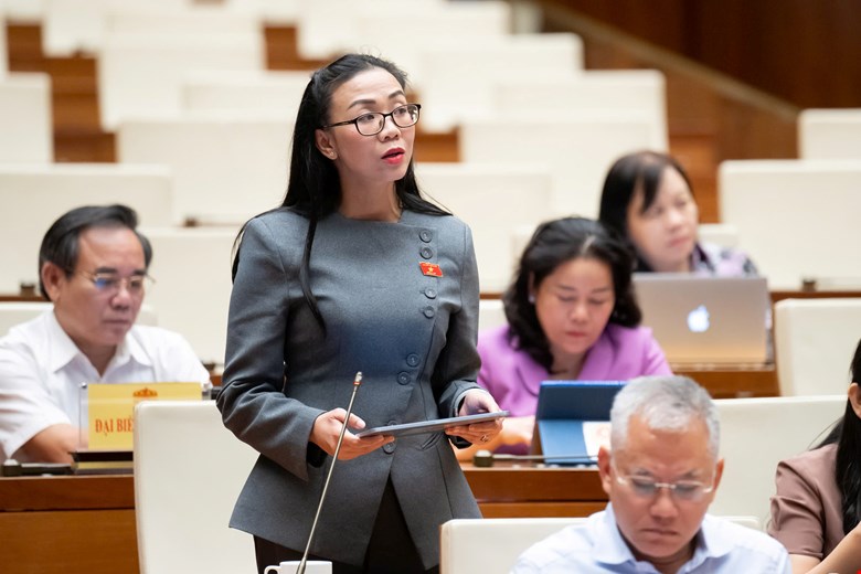 Delegate Trinh Thi Tu Anh said that controlling hundreds of thousands of livestream sessions per day is a big challenge. Photo: Quochoi.vn