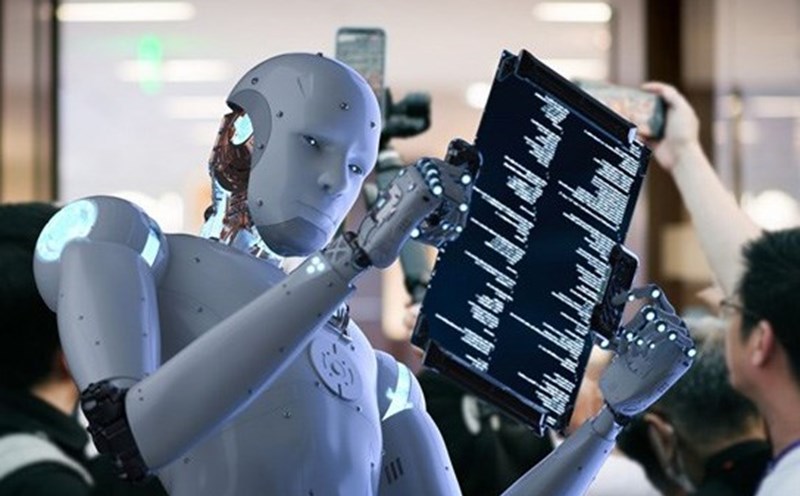 Alex raised $17 million for AI to automate pre-season interviews, helping employers save time and improve efficiency. Graphics: Anh Vu