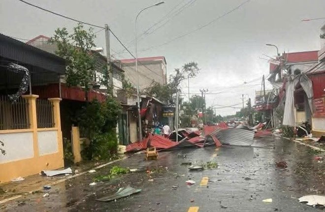 Voi rong xuat hien tai Hai Phong khien nhieu nha dan bi toc mai, hu hai. Anh: Minh Hung