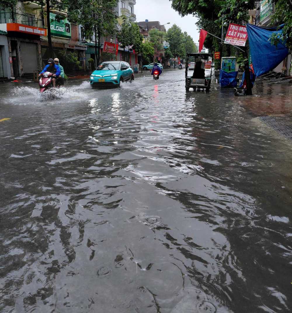 Khu tro noi chi Toan va nhieu lao dong thue, nuoc ngap khoang 25cm, di lai rat kho khan. Anh: Quynh Chi