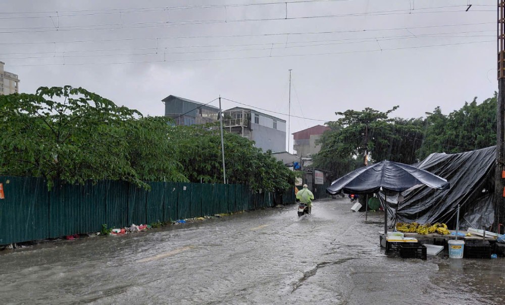 Heavy rain caused flooding on many roads on the morning of September 30, making it difficult for workers to get to work. Photo: Quynh Chi