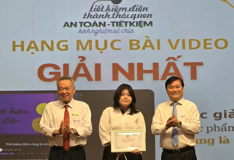 Representative of the Organizing Committee awarded the First Prize (Videeo category) to the authors of the "Element saving becomes a habit" contest in 2025. Photo: Nam Duong