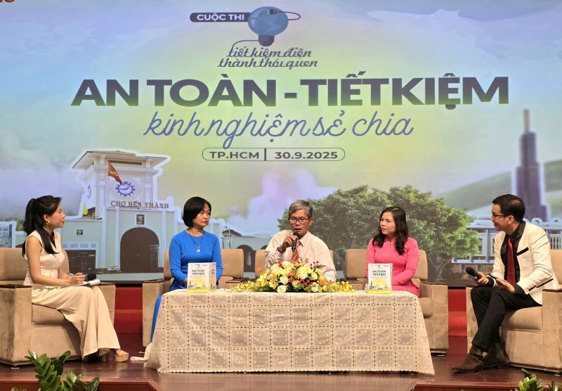 Cac tac gia doat giai cao trong cuoc thi “Tiet kiem dien thanh thoi quen” chia se kinh nghiem. Anh: Nam Duong