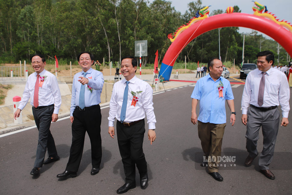 Lanh dao tinh Gia Lai tham quan Tuyen duong tranh DT633, doan tu Nui Ghenh den giao voi duong ven bien DT639. Anh: Hoai Phuong