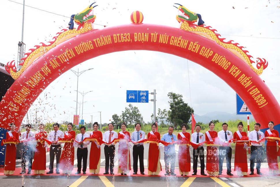 Cat bang khanh thanh du an Tuyen duong tranh DT633, doan tu Nui Ghenh den giao voi duong ven bien DT639. Anh: Hoai Phuong