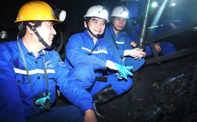 Chairman of TKV Trade Union Le Thanh Xuan (middle) encouraged workers at Vang Danh Coal Joint Stock Company. Photo: TKV Trade Union