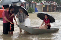 Les habitants construisent des barrieres en beton construisent des barrieres en beton se deplacent en bateau lorsque la zone urbaine de milliers de milliards de dongs est inondee