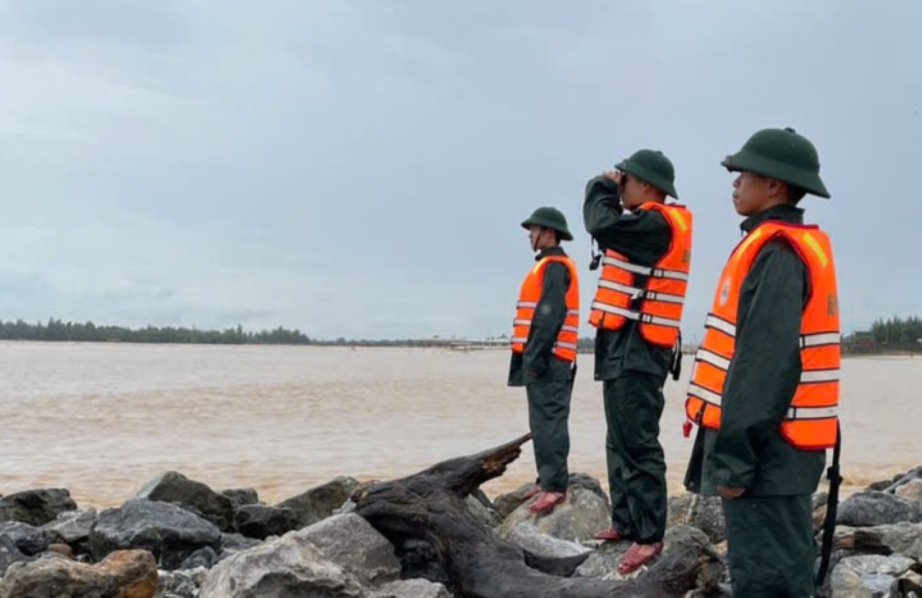 Searching for 2 missing crew members in Cua Viet sea area during storm No. 10. Photo: Van Anh