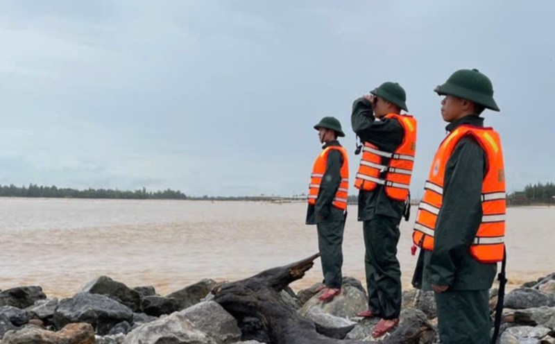 Searching for 2 missing crew members in Cua Viet sea area during storm No. 10. Photo: Van Anh
