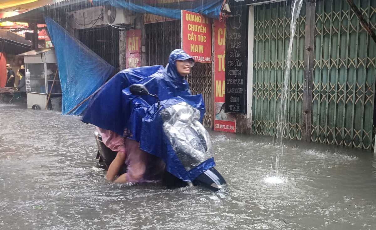 Mua to o Ha Noi sang 30.9 khien nhieu tuyen pho bi ngap sau. Anh: Hai Danh