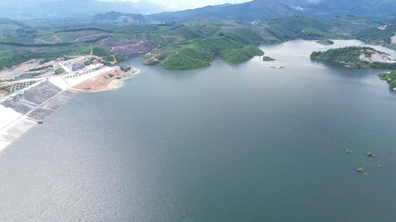 Panorama of Canh Tang reservoir - the largest irrigation project in the North. Photo: Yen San