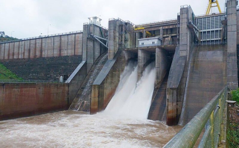 Ban Lai reservoir (Khuat Xa commune) began to release floodwaters. Photo: Anh Tuan