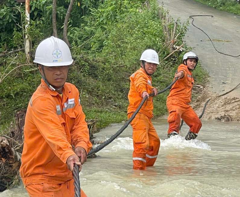 탄호아 PC는 고객에게 조속히 전력 공급을 재개하기 위해 사고를 긴급히 복구하고 있습니다. 사진: EVNNPC