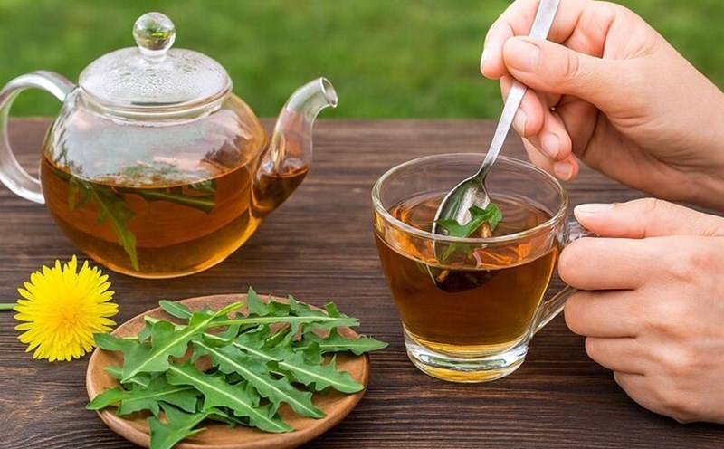 Drinking dried watermelon tea 1-2 times a day can help reduce uric acid. Graphics: Huong Giang