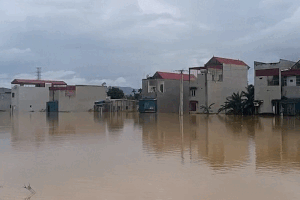 Des milliers de foyers a Thanh Hoa sont profondement inondes par les inondations les forces de l'ordre sont en train de les secourir. Photo : Quach Du
