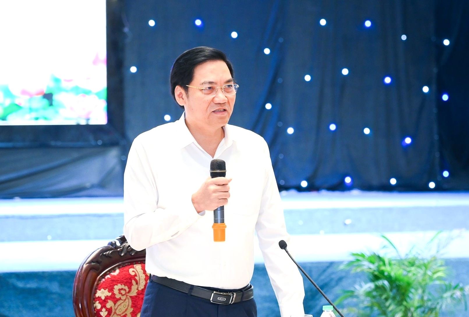 Ong Hoang Nghia Hieu - Pho Bi thu Thuong truc Tinh uy, Chu tich HDND tinh Nghe An cung cap thong tin tai cuoc hop bao. Anh: Thanh Cuong