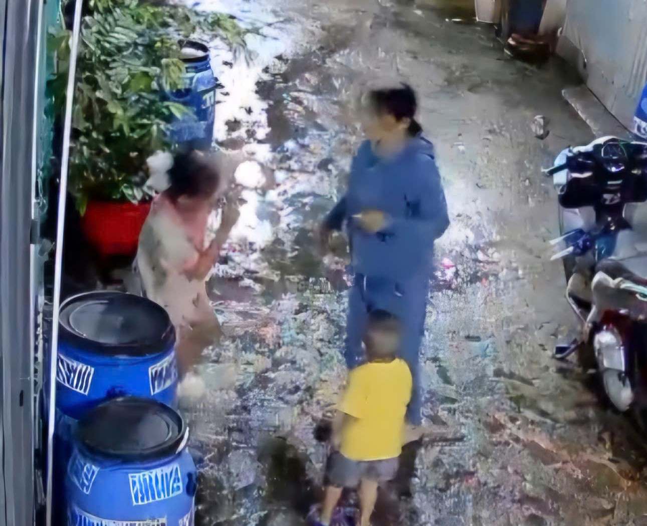 Cơ quan công an đang củng cố hồ sơ xử phạt hành chính người phụ nữ phun nước bọt vào mặt cháu bé 10 tuổi. Ảnh cắt từ clip bạn đọc cung cấp