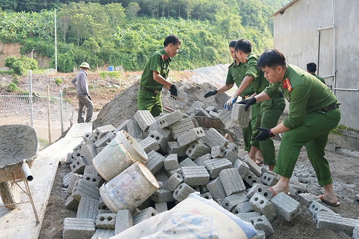 Commune police forces join hands to build houses for people in border areas in Nghe An. Photo: Pham Thuy - Lan Anh