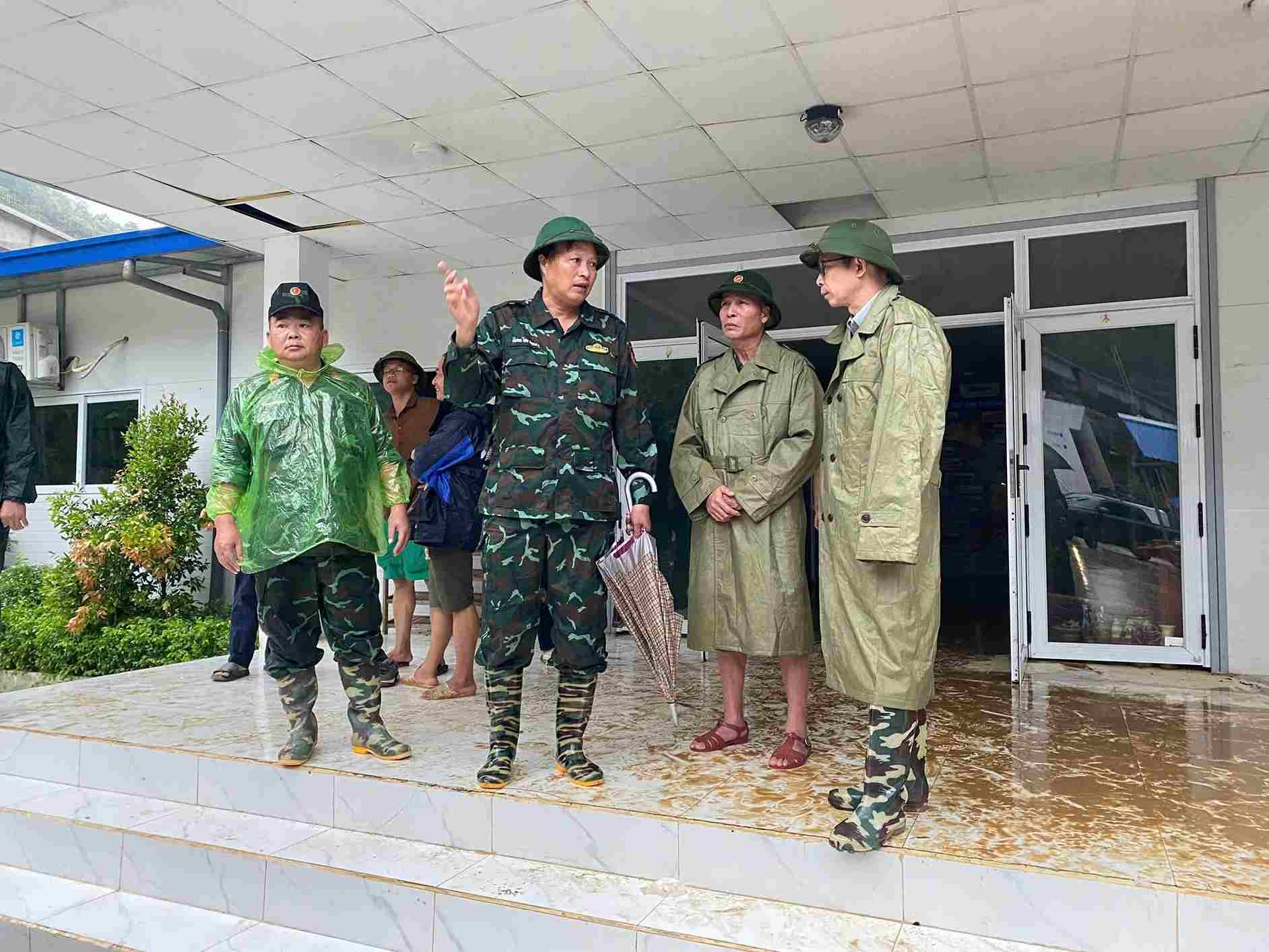Pho Chu tich UBND tinh Cao Bang Hoang Van Thach (cam o) chi dao tim kiem 3 cong nhan mat tich. Anh: Tan Van