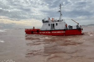 Saisie de navires et de bateaux pour rechercher 7 membres d'equipage disparus en mer de Quang Tri. Photo : Cong Sang