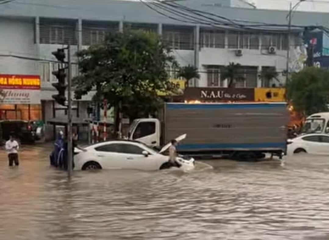 Cac phuong tien gap kho khan khi luu thong. Anh: Thanh Hoa