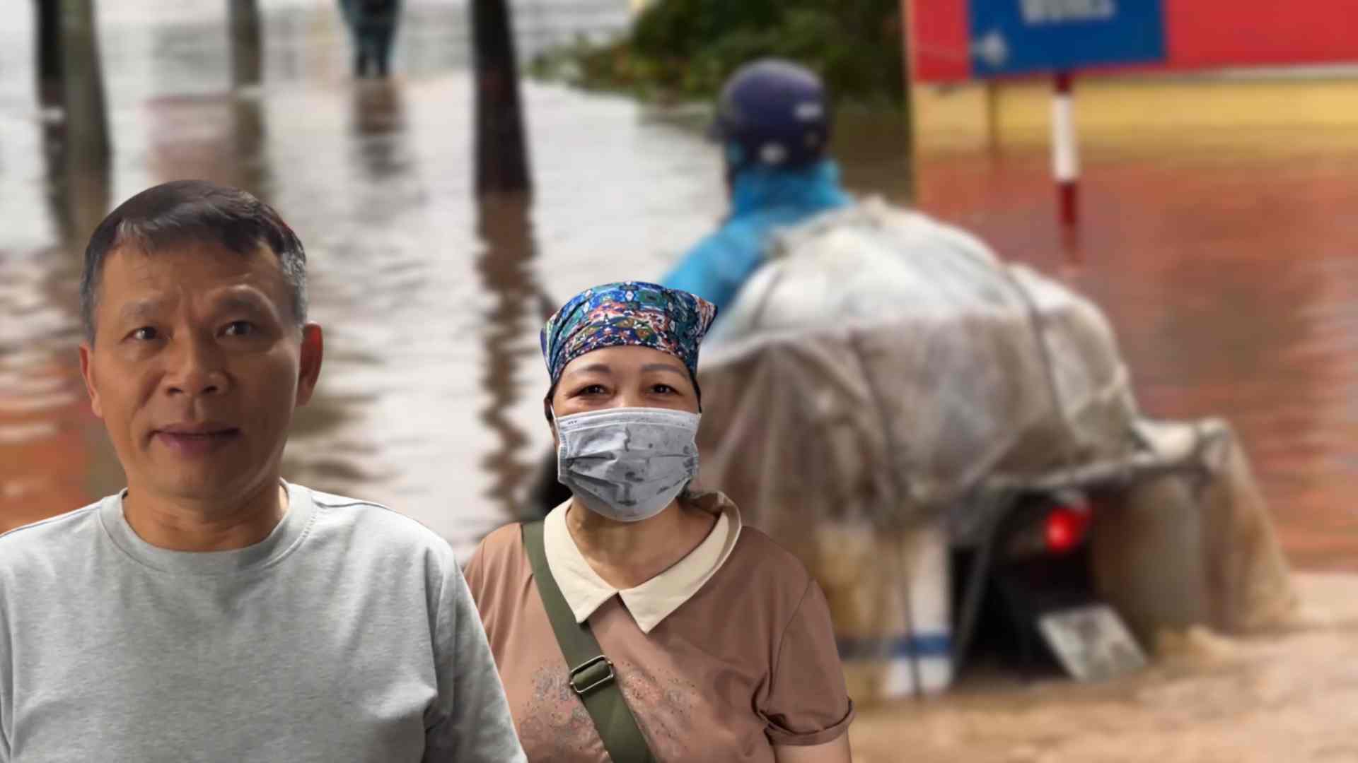 Les reparateurs automobiles de Hanoï sont occupes a sauver des voitures en panne apres de fortes pluies