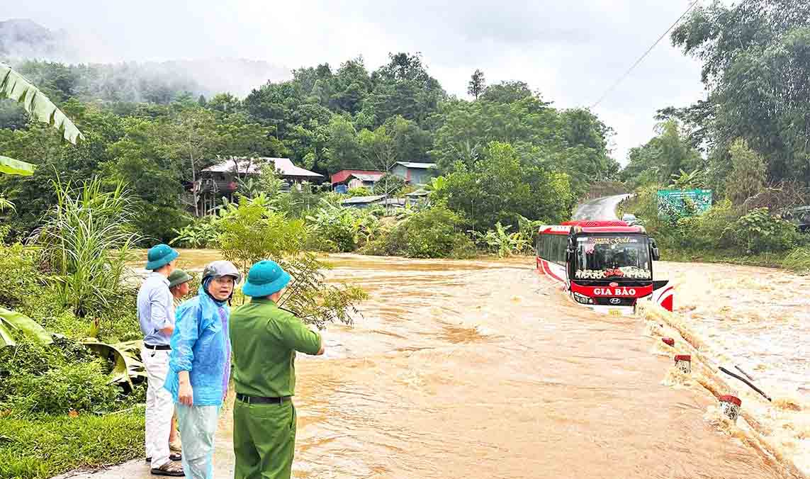 All people on the passenger bus trapped in the floodwaters were rescued in time. Photo: Tran Ke.