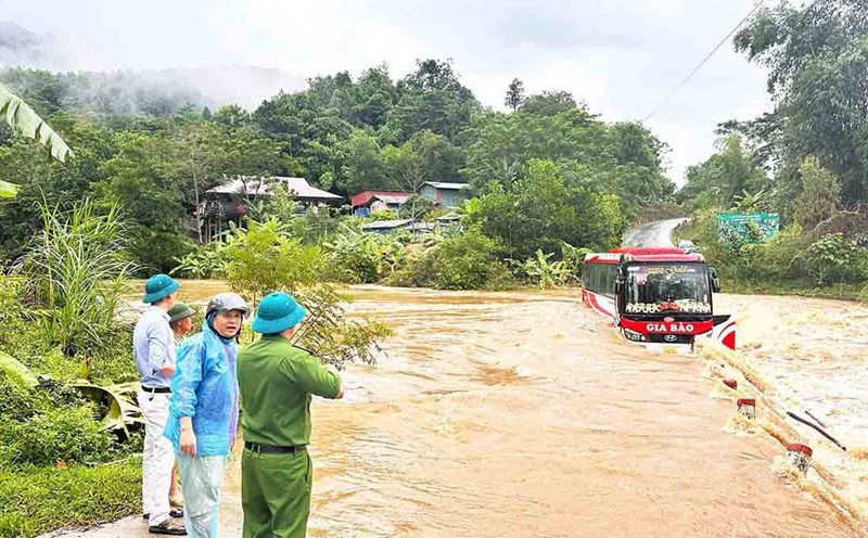 All people on the passenger bus trapped in the floodwaters were rescued in time. Photo: Tran Ke.