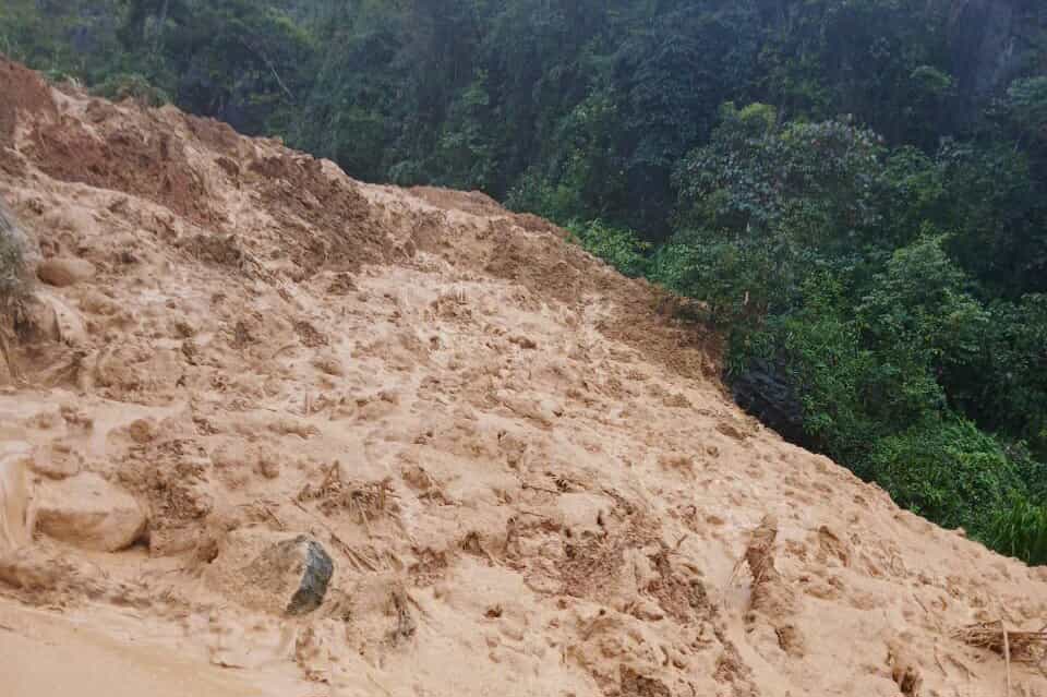 The flash flood buried a house, leaving 4 people missing. Photo: Spring