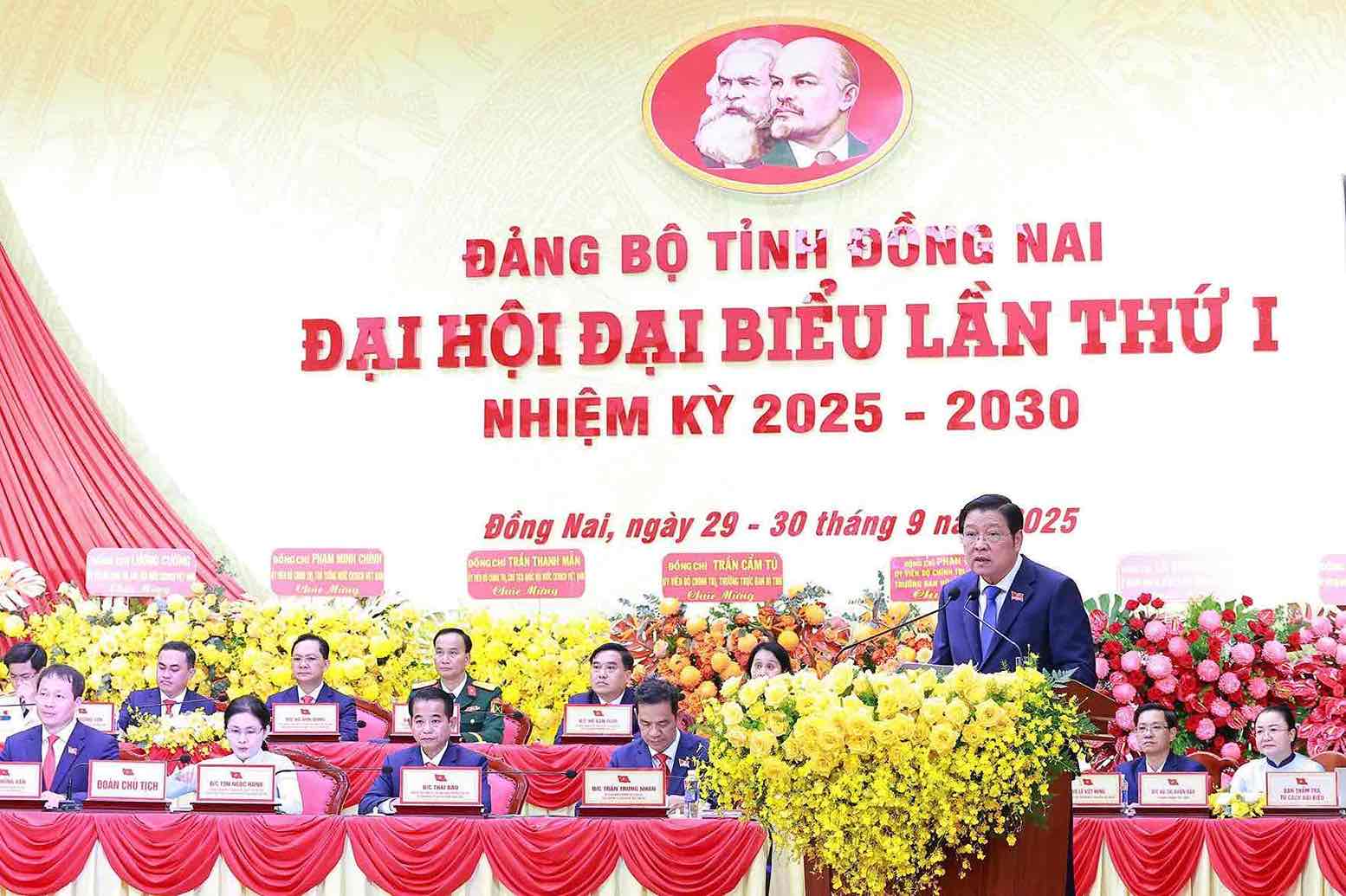Head of the Central Internal Affairs Commission Phan Dinh Trac gave a speech at the 1st Congress of the Dong Nai Provincial Party Committee, term 2025-2030. Photo: HAC